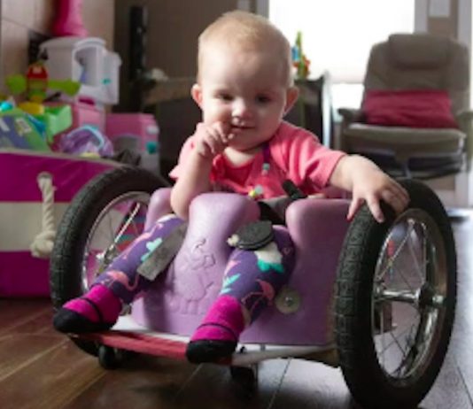 Pai preocupado constrói cadeira de rodas inovadora para filha se mover